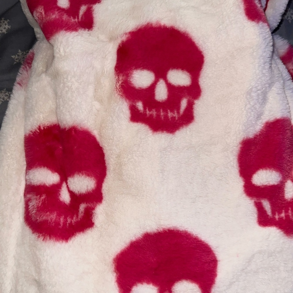 Rachel Zoe- Halloween Fuzzy Pink Skull Print Blanket - Picture 4 of 5